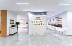 1个融诉驿坐好像“